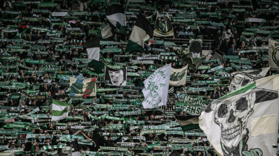 Football: un groupe de socios de l'AS Saint-Etienne d&eacute;nonce la menace de dissolution de groupes de supporters