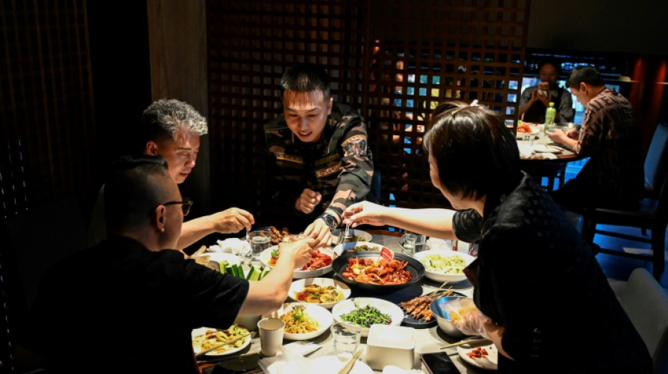 Les P&eacute;kinois f&ecirc;tent la r&eacute;ouverture des restaurants