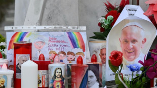 Estado de sa&uacute;de do papa Francisco permanece 'cr&iacute;tico, mas est&aacute;vel'