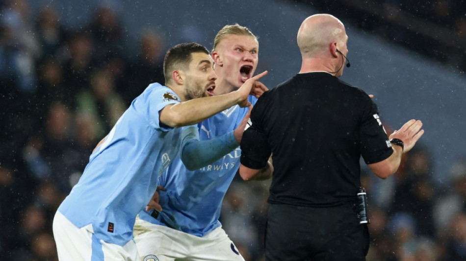Manchester City &eacute; multado por protestos contra &aacute;rbitro
