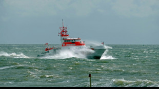 Fischer f&auml;llt vor Borkum von Krabbenkutter - Gro&szlig;e Suchaktion auf der Nordsee