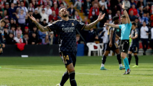 Joselu sofre edema &oacute;sseo no tornozelo e n&atilde;o enfrenta o Sevilla