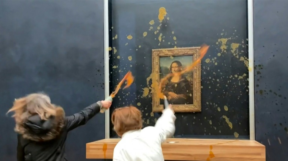 Ecologistas roc&iacute;an de sopa el cristal que protege la "Mona Lisa" en el Louvre
