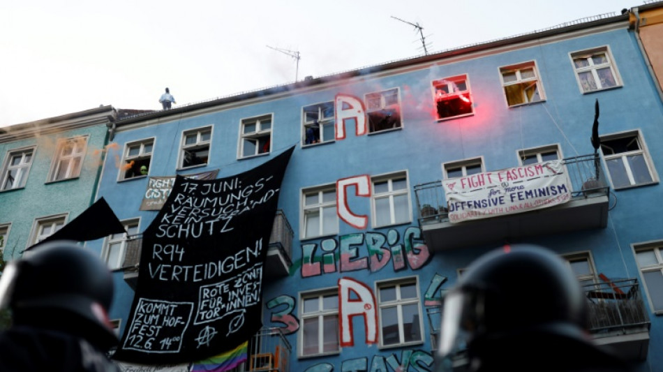 Mieterin muss Wohnräume in teilweise besetztem Haus in Berlin räumen