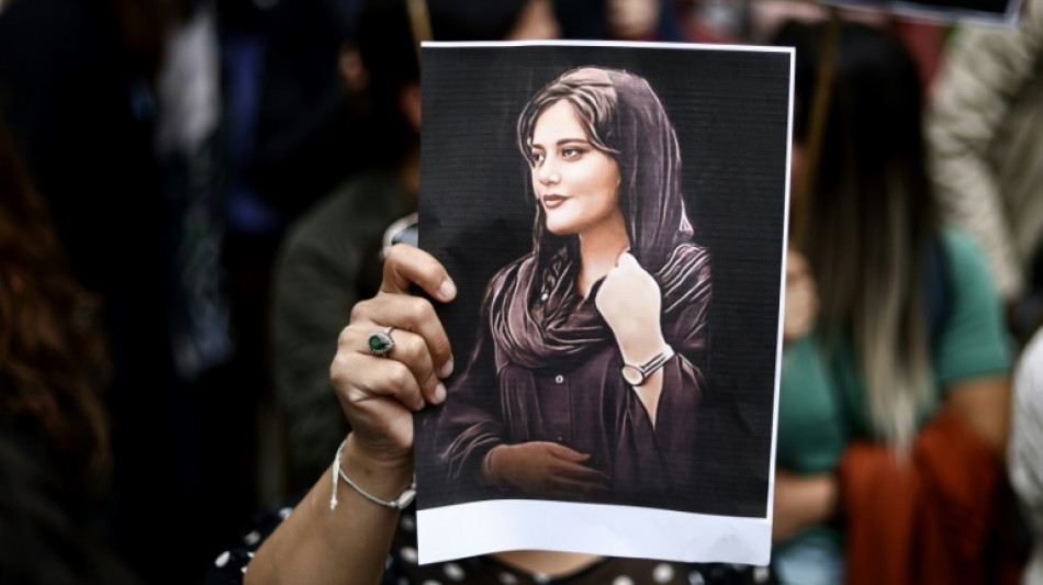 Manifestantes se congregan frente a la tumba de Mahsa Amini en Ir&aacute;n pese a amenazas