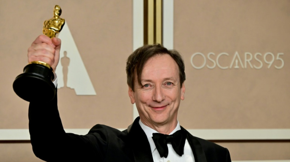 "Im Westen nichts Neues"-Filmkomponist bringt Oscar in Handgepäck nach Hause