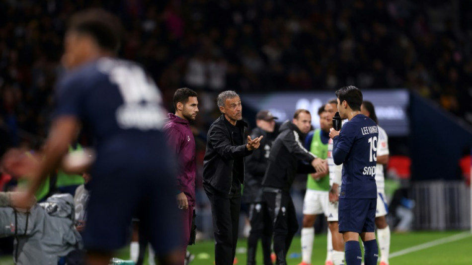 PSG vence Strasbourg (4-2) e alcan&ccedil;a Monaco na lideran&ccedil;a da Ligue 1