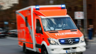 W&auml;hrend Hilfseinsatz: Betrunkenes Paar f&auml;hrt mit Rettungswagen davon  