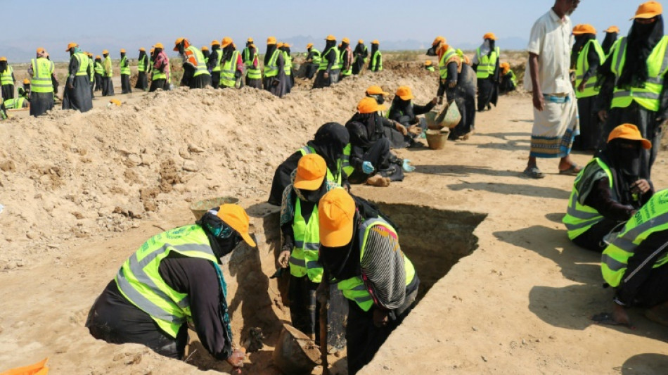 Au Y&eacute;men, la r&eacute;colte de sel de mer, un savoir-faire transmis de m&egrave;re en fille