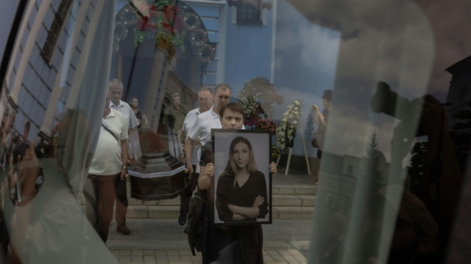 Ucrania rinde un último homenaje a una periodista fallecida en las cárceles rusas