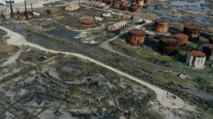 El petr&oacute;leo ennegrece el paisaje y los pulmones en Albania