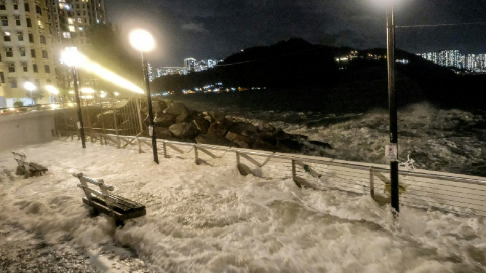 Hong Kong ferme les &eacute;coles et annule les vols &agrave; l'approche du super typhon Ragasa