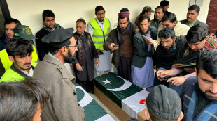 Una bomba mata a cinco policías encargados de proteger a vacunadores antipolio en Pakistán