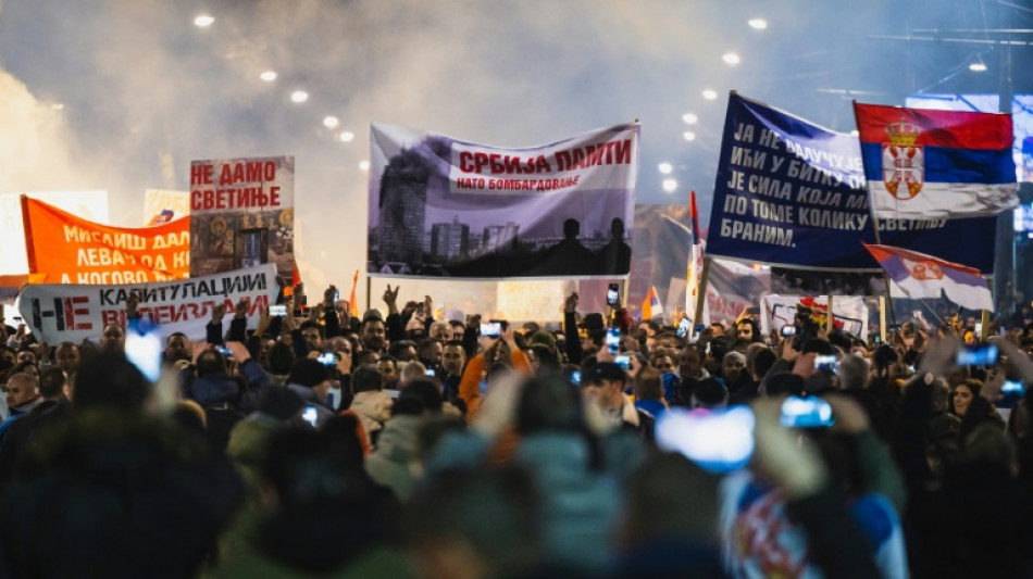 Serbische Nationalisten demonstrieren gegen EU-Friedensplan für den Kosovo