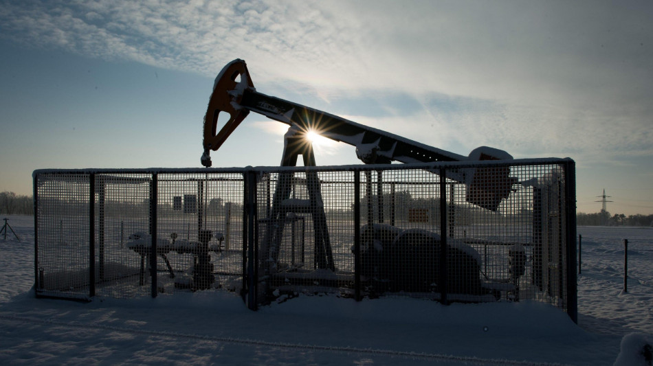 Petrolio stabile in avvio, Wti a 63,20 dollari al barile