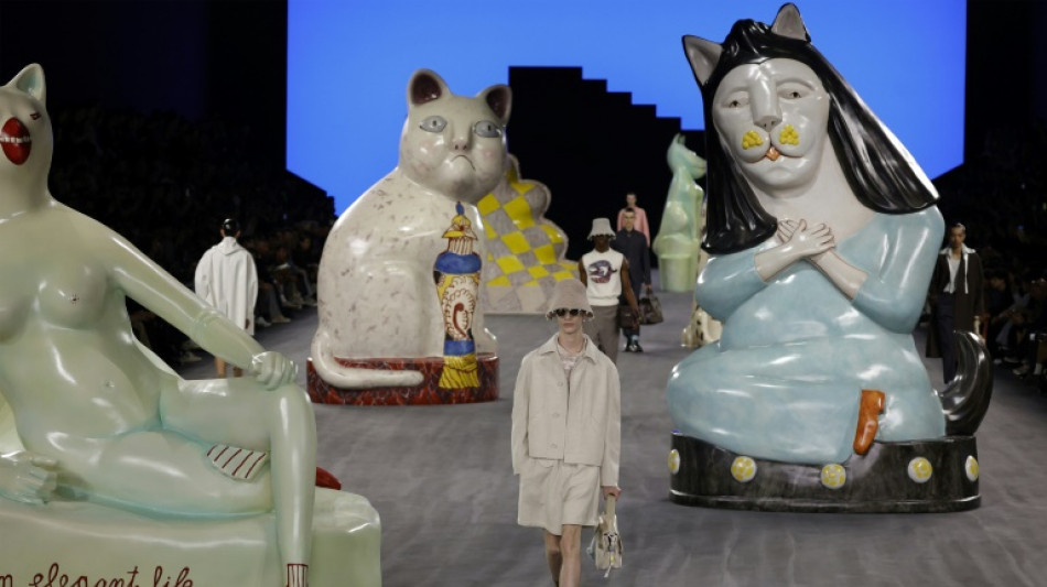 Dior celebra artesanato de luxo com desfile casual e gatos, Yasuhiro apresenta karok&ecirc;