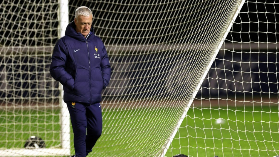 Equipe de France: Deschamps ballott&eacute; mais toujours debout 
