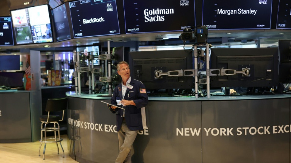 Wall Street port&eacute;e par Amazon pour cl&ocirc;turer un mois chahut&eacute;
