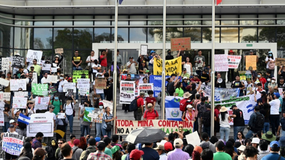 Salvadorenhos protestam contra lei de minera&ccedil;&atilde;o de Bukele