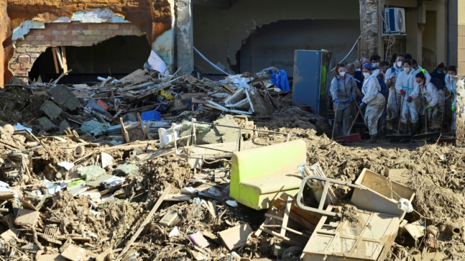 Duas semanas ap&oacute;s enchentes devastadoras, Espanha ativa alerta vermelho para chuvas em Val&ecirc;ncia