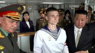Kim besichtigt mit russischem Verteidigungsminister Waffen auf Luftstützpunkt