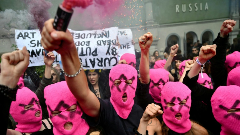 Des manifestations contre la pr&eacute;sence russe ouvrent la Biennale de Venise