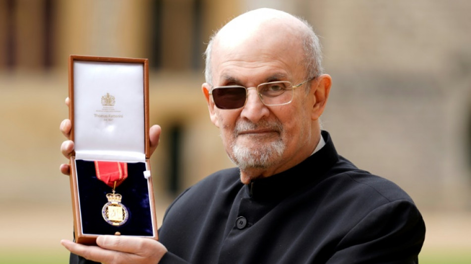 Salman Rushdie, condecorado en Reino Unido y escribiendo de nuevo