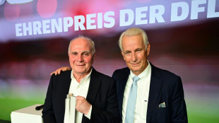 Uli Hoene&szlig; erh&auml;lt Ehrenpreis der DFL