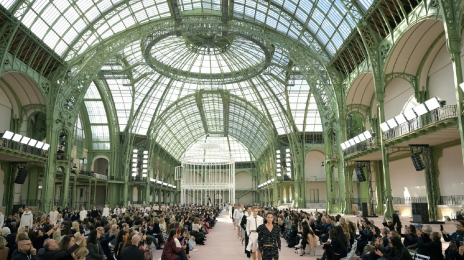 Chanel revisita cl&aacute;ssicos e Louis Vuitton lan&ccedil;a orgia de cores em Paris