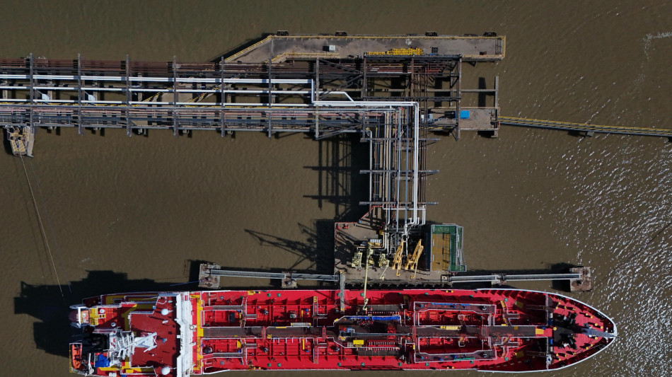 Il petrolio chiude in calo a New York a 101,76 dollari