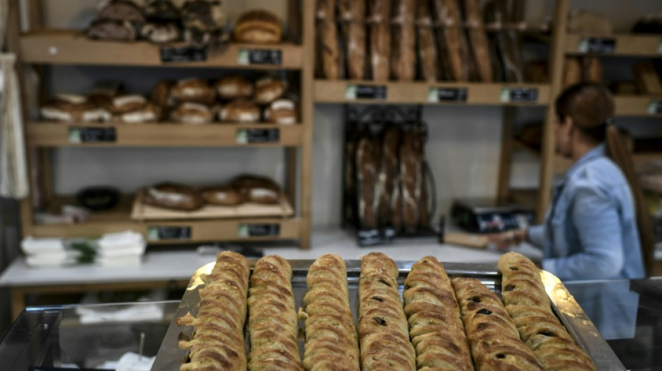 "Tout a augmenté": près de Paris, une boulangerie face à l'inflation