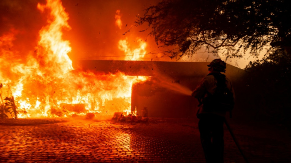 Incendio forestal arde sin control cerca de Los &Aacute;ngeles avivado por el viento