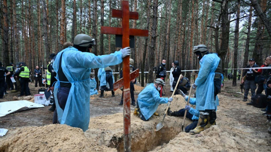 Ukraine: des centaines de tombes sommaires découvertes à Izioum, la Russie sous pression