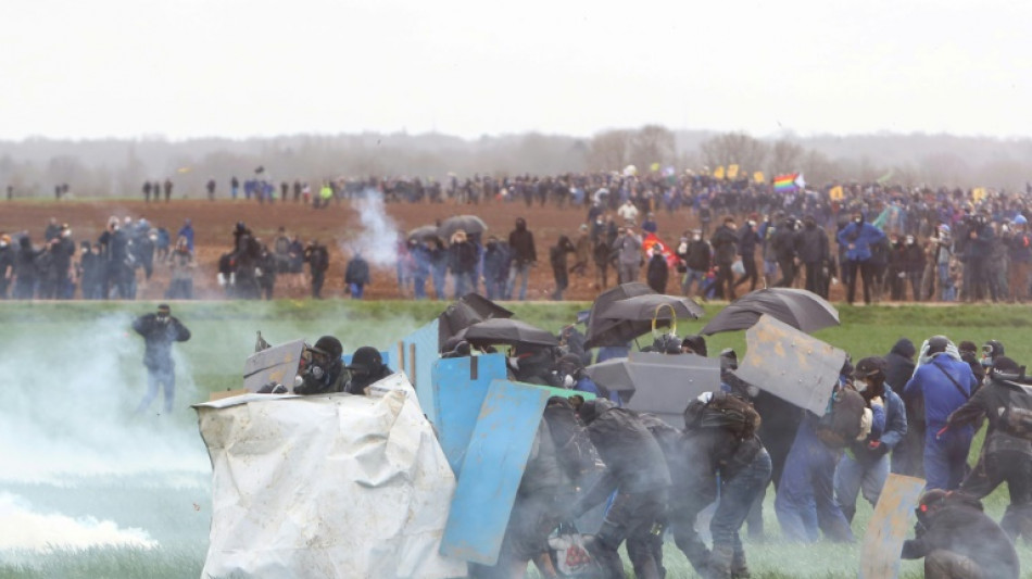 Eltern von in Frankreich schwerverletztem Demonstranten klagen wegen "Mordversuchs"