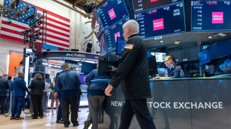 Wall Street ouvre en l&eacute;g&egrave;re baisse, l'h&eacute;sitation domine