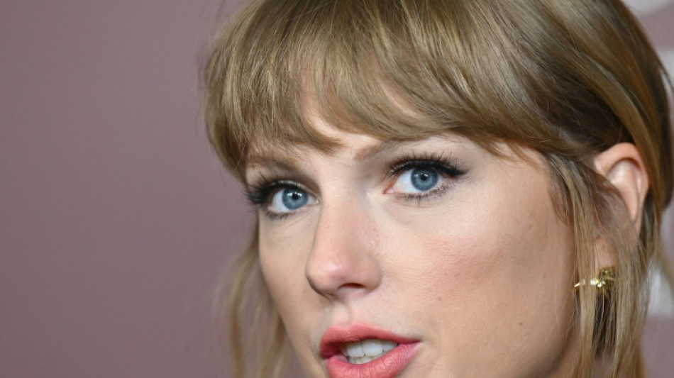 Un homme arr&ecirc;t&eacute; &agrave; New York apr&egrave;s avoir pr&eacute;cipit&eacute; sa voiture sur l'immeuble de Taylor Swift 