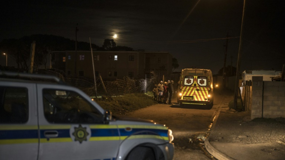 Au Cap, les ambulanciers "prient" avant d'intervenir dans les quartiers chauds