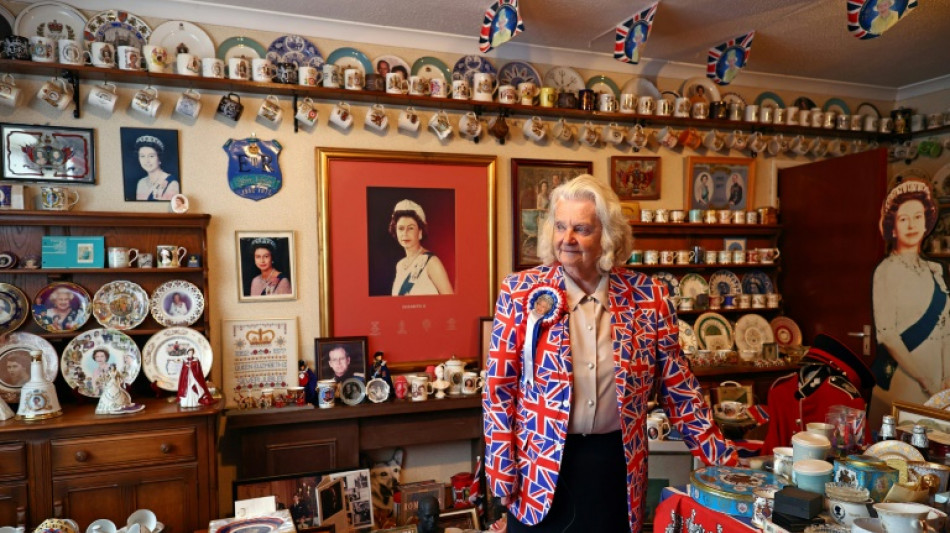 A Londres, une fan inconditionnelle de la famille royale fin pr&ecirc;te pour le jubil&eacute;