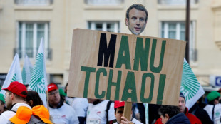 Heurts et huées contre Macron, qui débat avec quelques agriculteurs