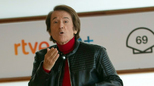 El cantante espa&ntilde;ol Raphael "est&aacute; bien" tras su accidente cardiovascular