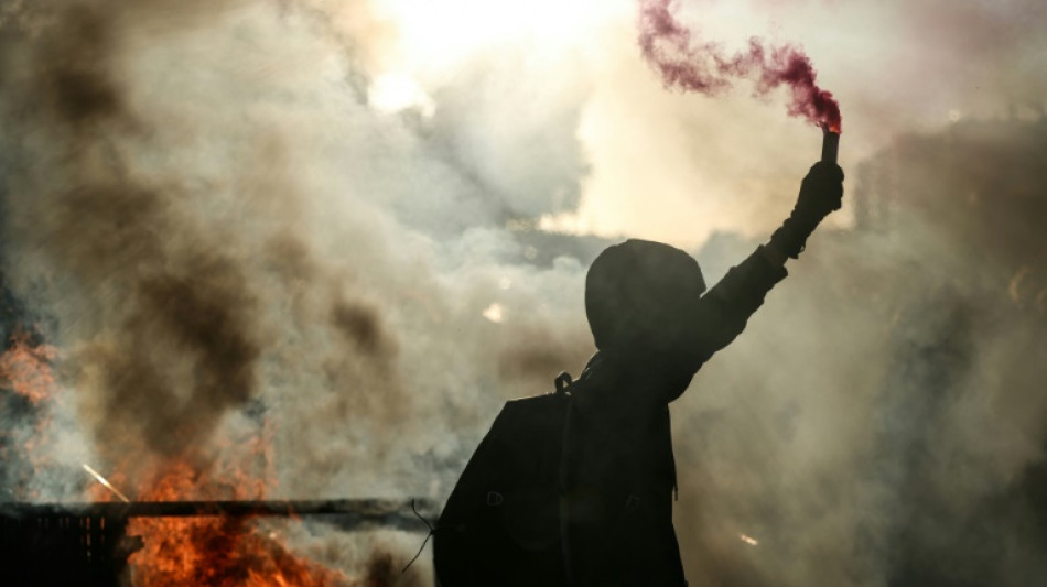 Novo primeiro-ministro da Fran&ccedil;a promete romper com o passado em meio a protestos