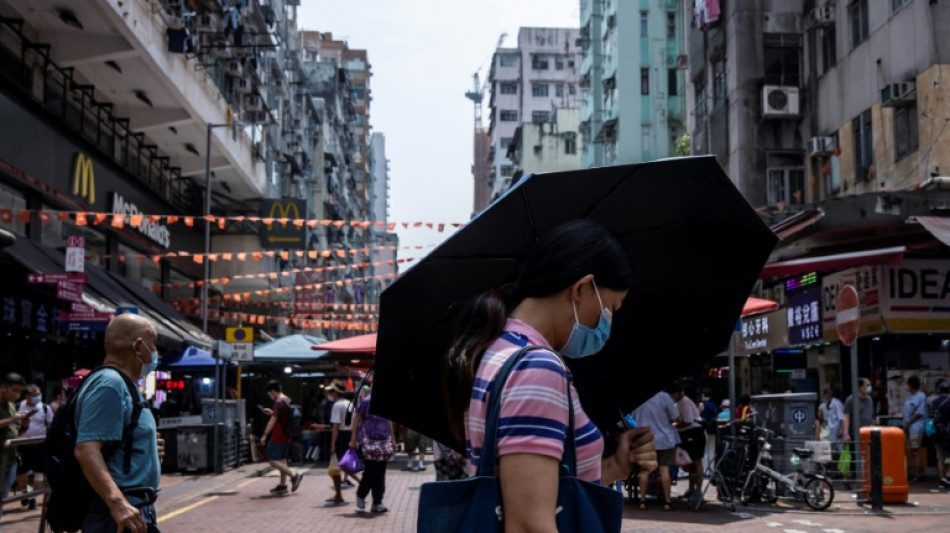 Líder de Hong Kong anuncia mayores alivios a restricciones por pandemia