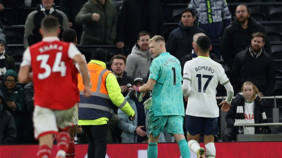 Foot: le gardien d'Arsenal cible d'un coup de pied d'un supporter de Tottenham