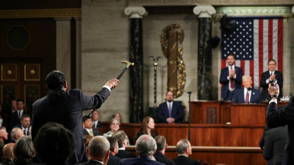 Congressista democrata &eacute; expulso ap&oacute;s protestar contra discurso de Trump