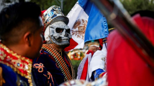 Desfile do Dia dos Mortos re&uacute;ne milhares de pessoas no M&eacute;xico