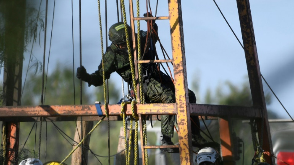 Un militar realiza un breve descenso en la mina mexicana donde están atrapados 10 obreros