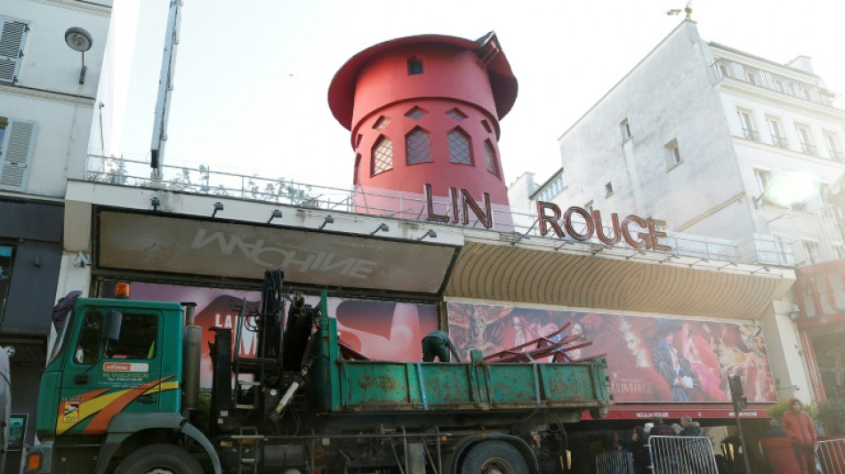 A Paris, le c&eacute;l&egrave;bre Moulin Rouge perd ses ailes mais reste ouvert