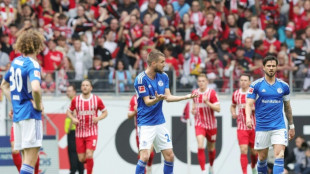 Freiburg goleia Schalke (4-0) e segue na luta por uma vaga na Champions