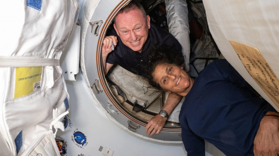 La Crew Dragon si &egrave; sganciata dall'Iss con i due della Starliner