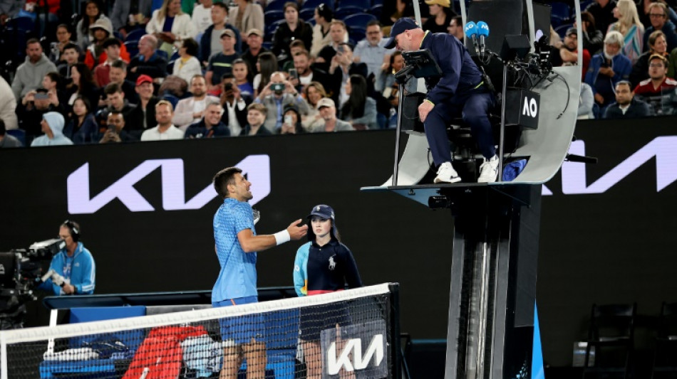 Djokovic resiste a la rebelión de los modestos en Australia